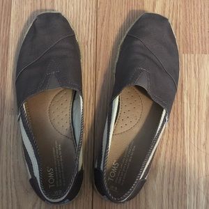Women’s Size 9, Classic Toms Slip-ons